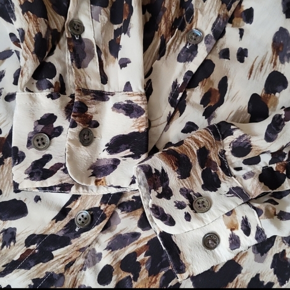 Equipment Signature Slim 100% Silk Blouse in Animal Print - Picture 6 of 8